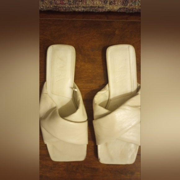 Zara Puff slides in cream color - Picture 2 of 2